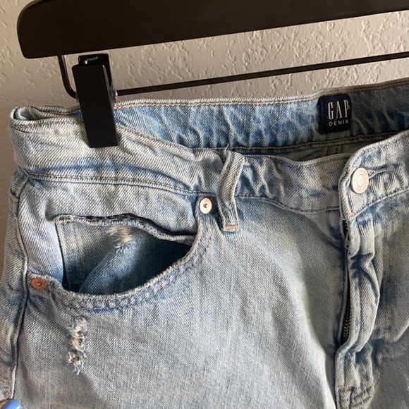 GAP- Mom Shorts *NEVER WORN* - Picture 3 of 6
